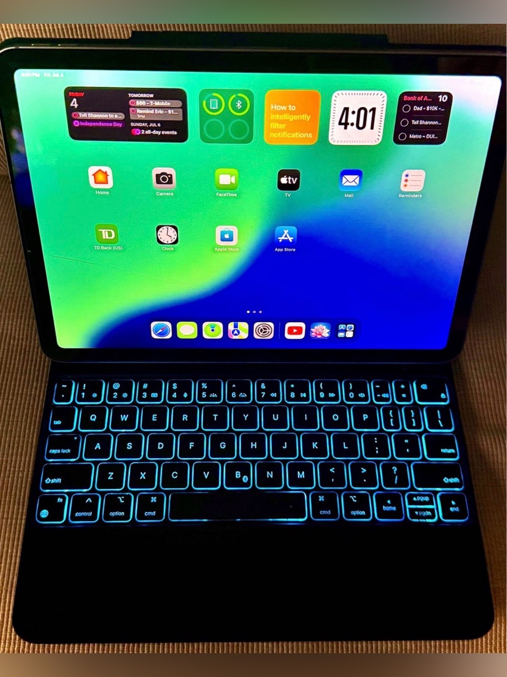 IPad Air M2 - Cellular (Unlocked) ESR Rebound 360 Keyboard + Stylus Pencil